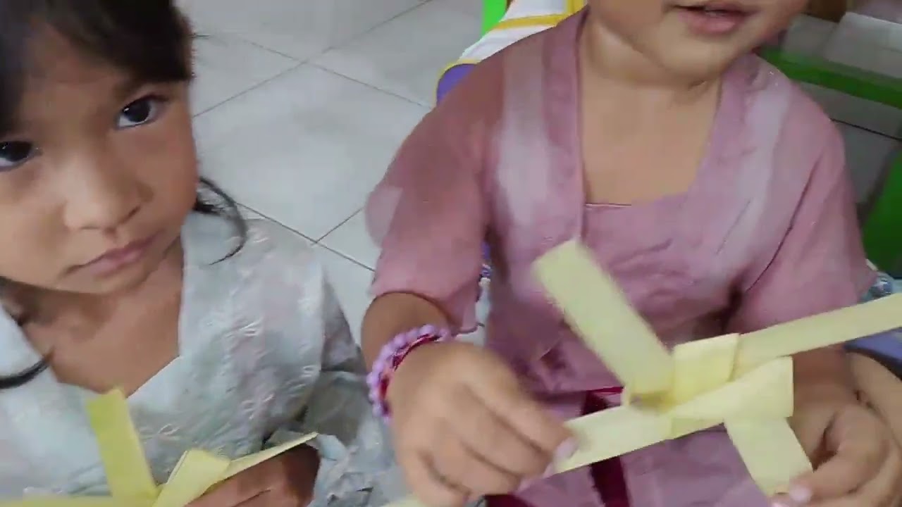 Mengenalkan tipat sari pada anak-anak klp A1 TK Karang Kemanisan Legian.