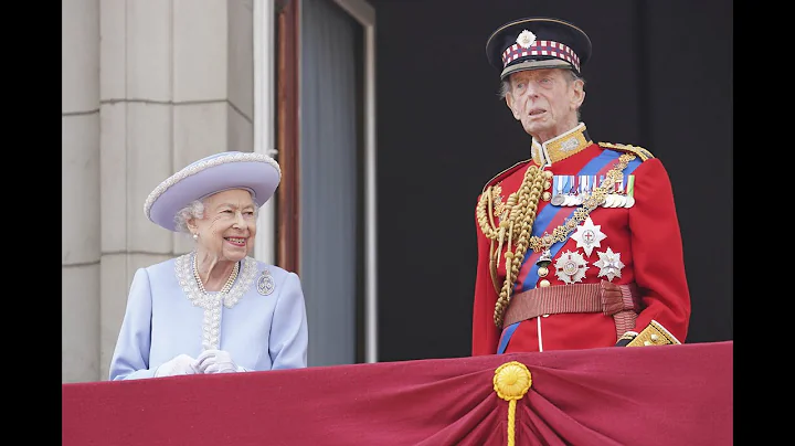 Queen arrives on balcony with Duke of Kent | Plati...