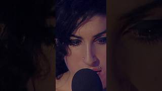 Amy Winehouse recorded a stunning acoustic performance in a church in Dingle in 2006. 🖤 Resimi
