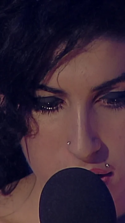 Amy Winehouse recorded a stunning acoustic performance in a church in Dingle in 2006. 🖤