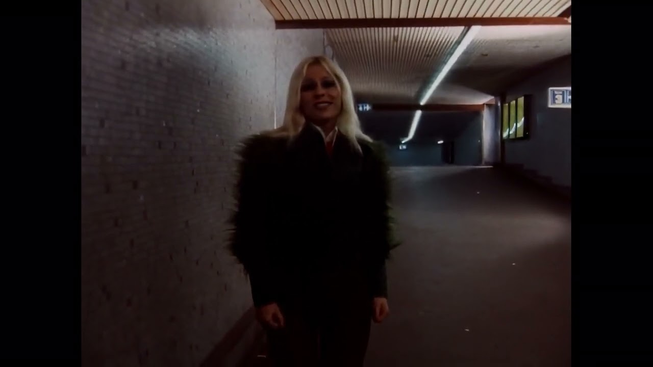 Bonnie St. Claire - I Won't Stand Between Them - YouTube