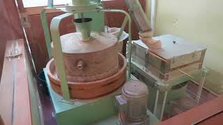 自動石臼機に見惚れる・・・常陸秋そば発祥の地｜西金砂そばの郷 そば工房