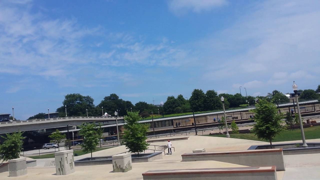 Metra arriving museum campus/11th St station