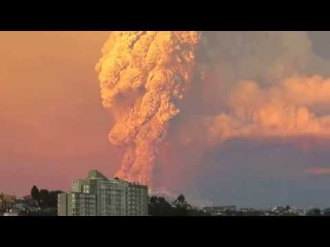 Erupción Volcán Calbuco, Chile, 22 abril 2015, 19:00 horas. Calbuco Volcano Erupting.