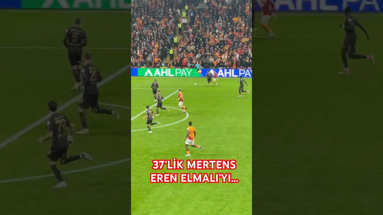 Mertens,Eren Elmalı’yı şık bir çalım atarak geçiyor.
