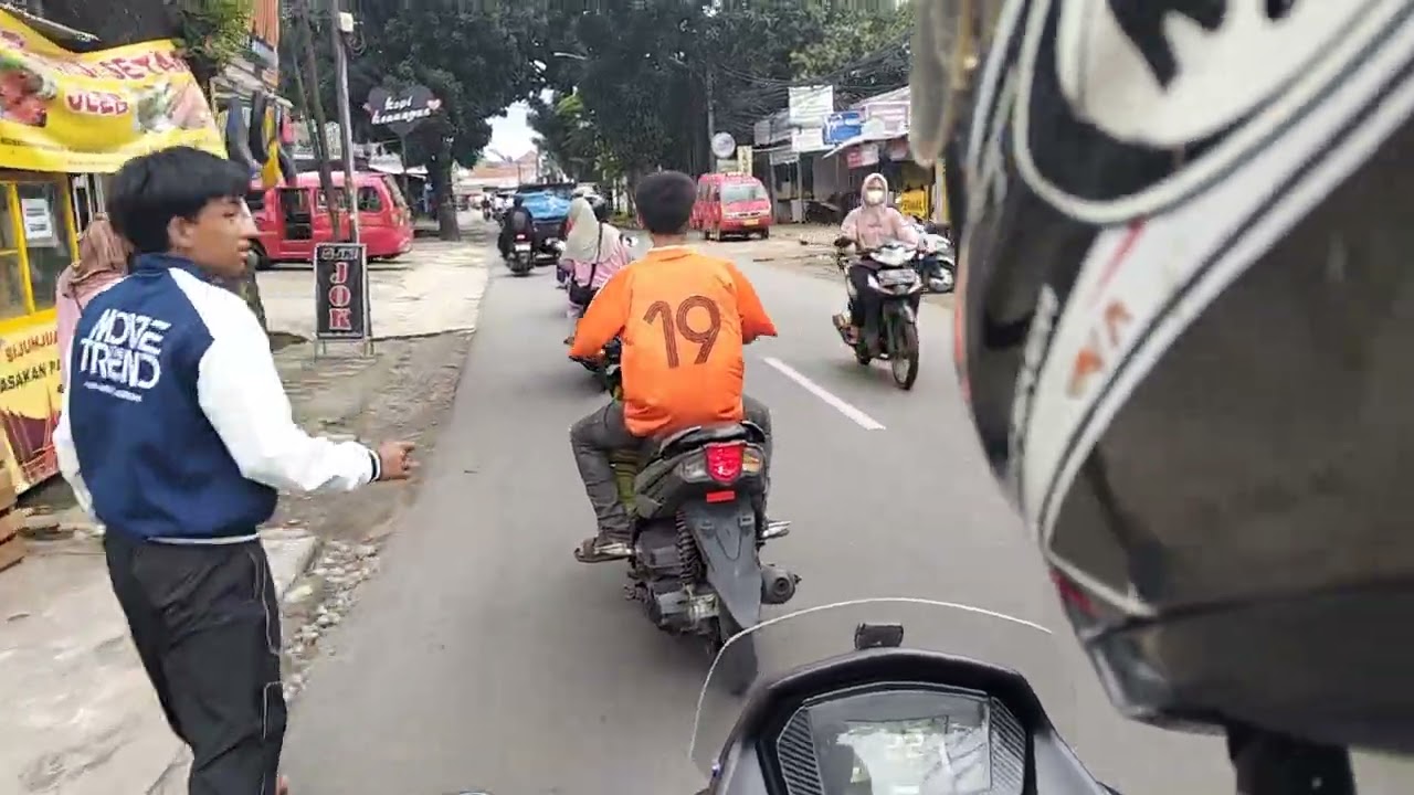 Rideding motor an with young boy Yusuf 