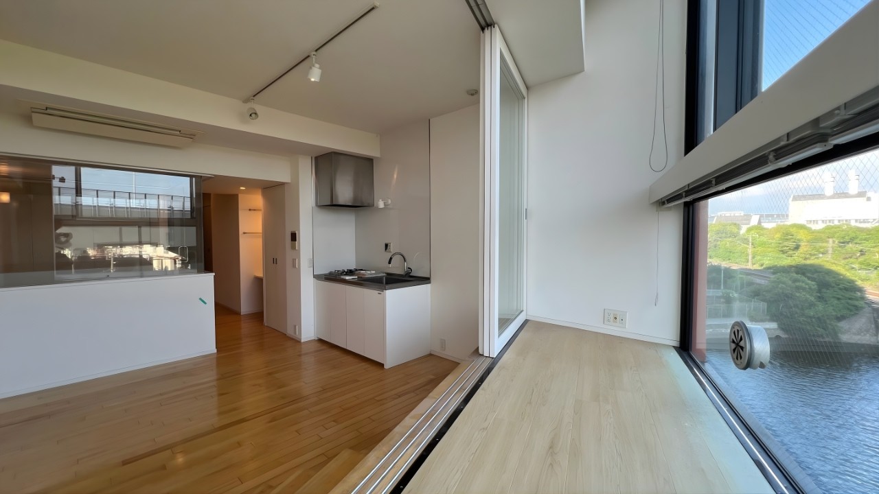 Прыгнуть в реку?! Японская микро-квартира | Тур по квартире в Японии #livinginjapan