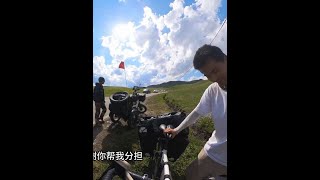 正是昭苏麦田油菜花观赏季 无限青青麦里，菜花黄。遇到万里归国的女骑友，伊昭公路美到哭，好骑到哭。#真的很summer #伊昭公路