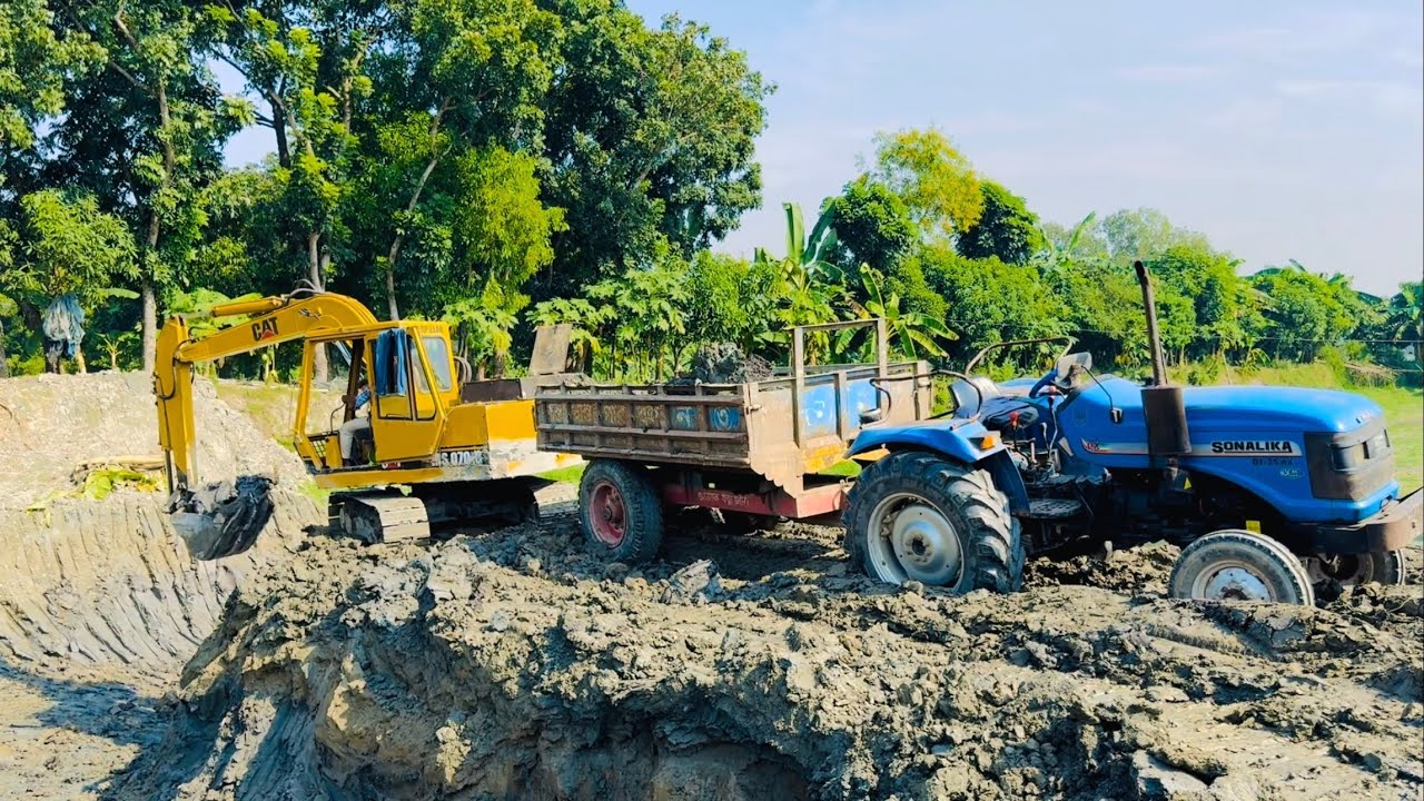 Swaraj 735 XM And Sonalika Di-35 Tractor Loading Soil by JCB | Tractor Power Test | Tractor And JCB 
