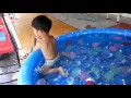 น้องบีมลูกแม่บี | ฉีดน้ำลงถนนในสระน้ำเป่าลม Inflatable pool