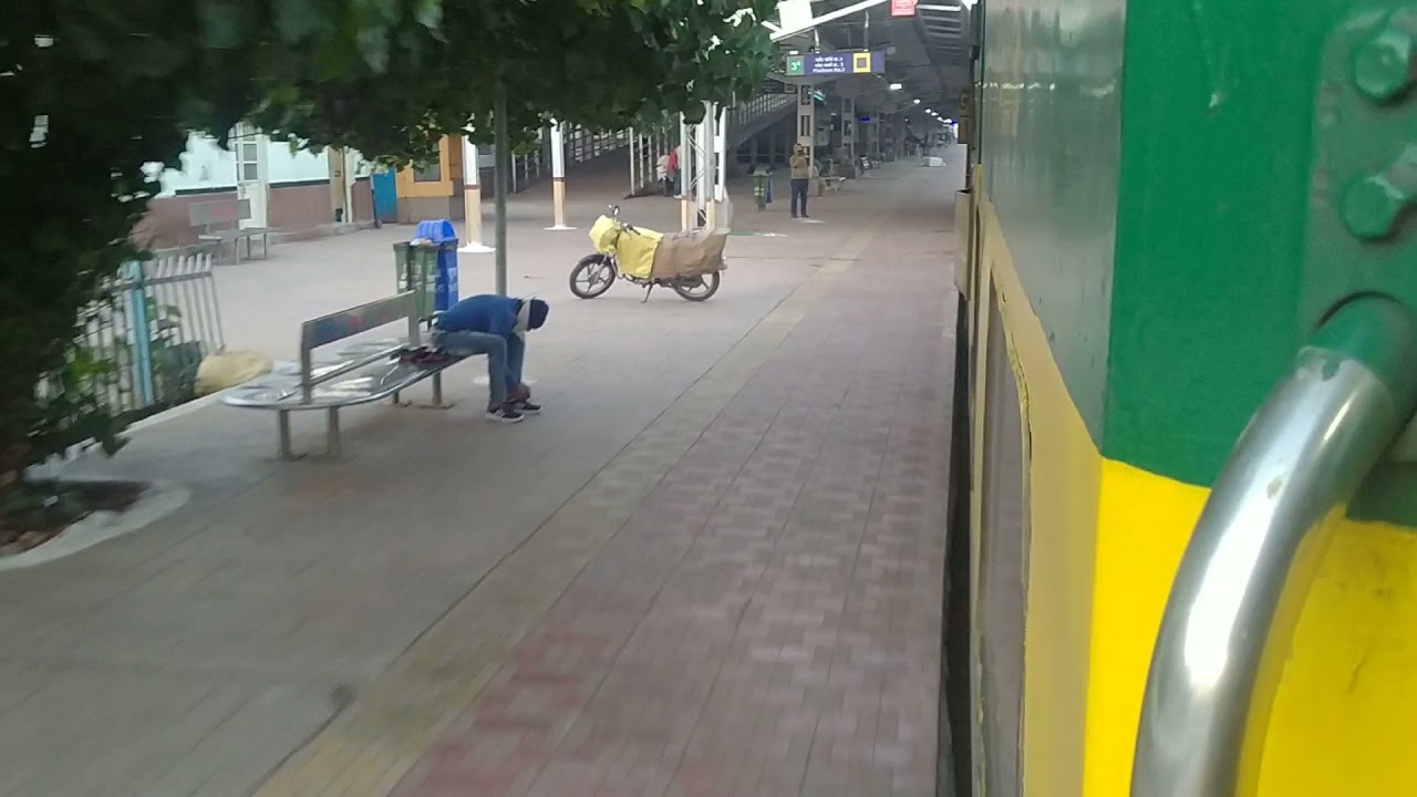 12187 Jabalpur Mumbai CSMT Garibrath Express Arriving At Manmad Jn. Journey In Gd Coach