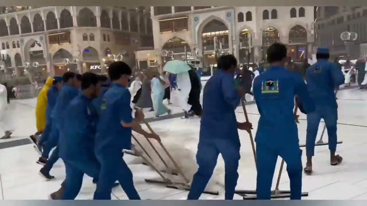 Kids playing when rain start in kaaba Sharif | Heavy rain in Kaaba Sharif | Rain in kaaba 