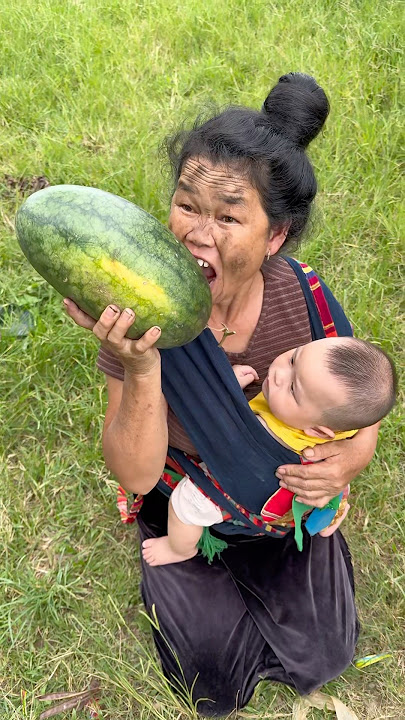 The poor old woman bought watermelon for the first time and didn't know how to eat it.😳 #shorts