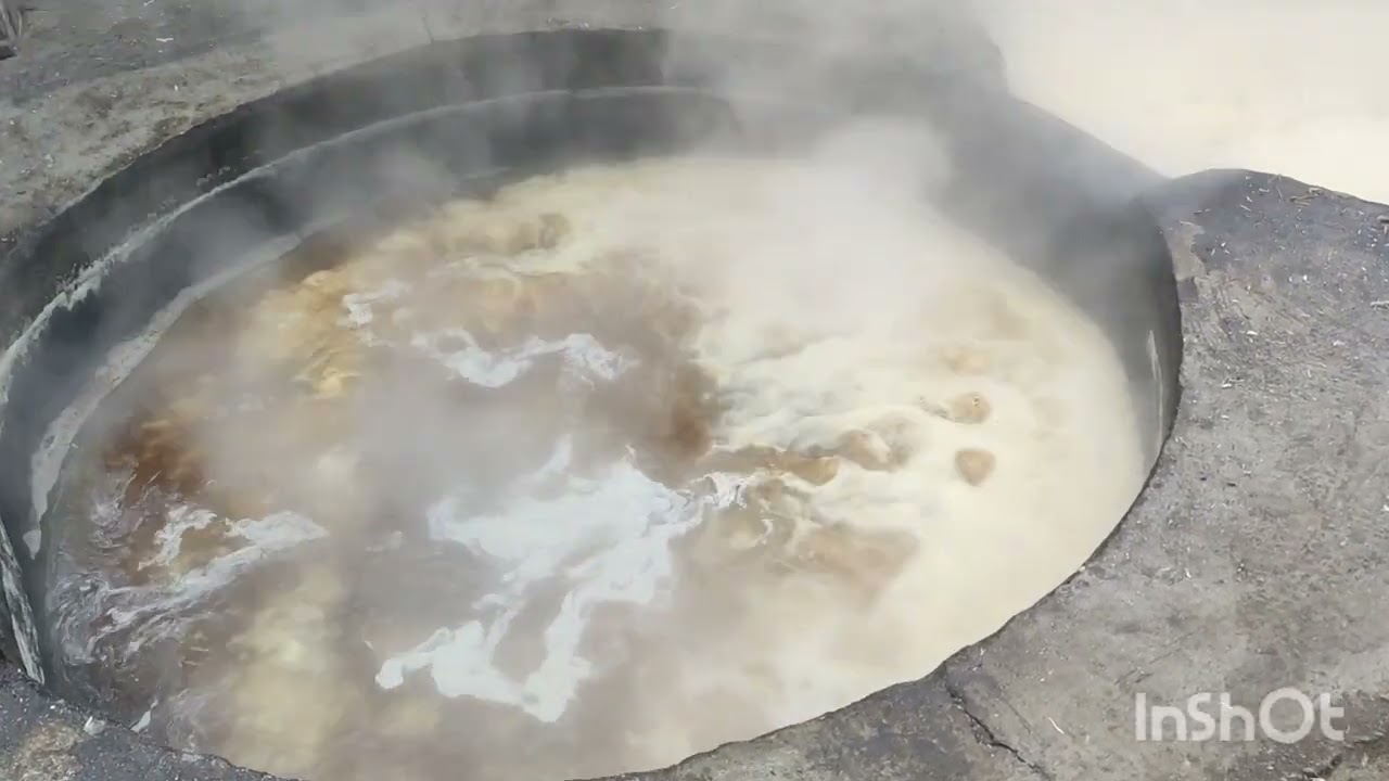 शेतकऱ्याचा शेतात गूळ बनवताना 