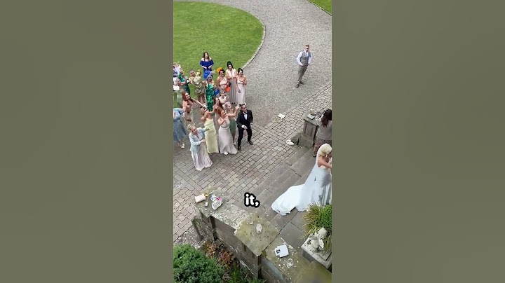 Vaikas gaudo puokštę per vestuves 😂