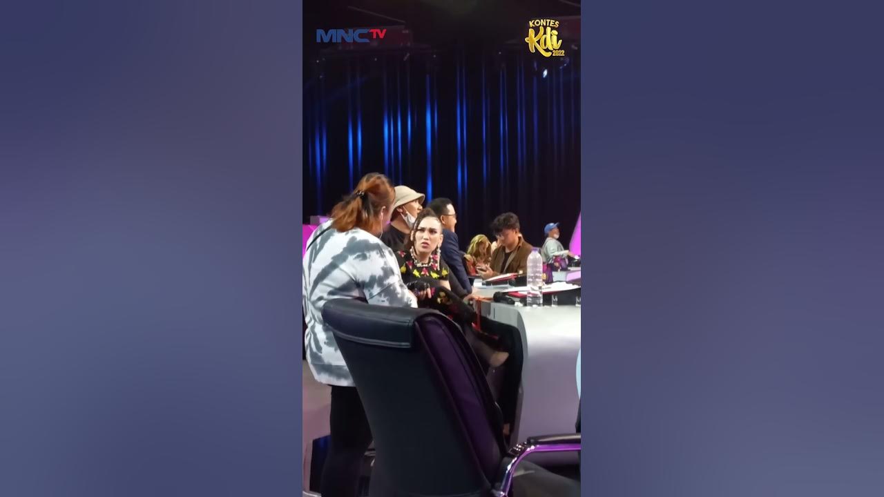 Kira Kira Ayu Lagi Ngobrolin Apa Ya Sama Kru | KONTES KDI 2022 #shorts