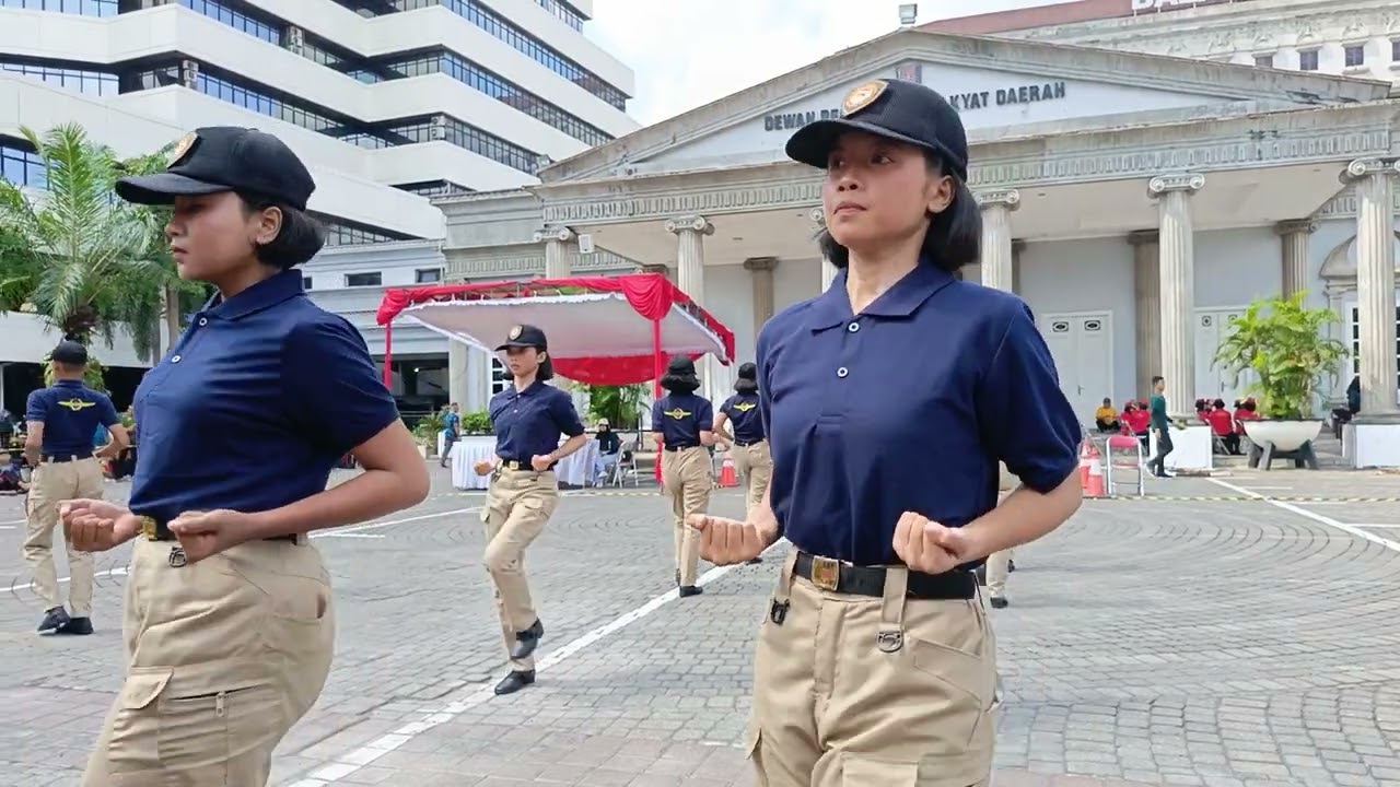 VARIASI FORMASI PASKIBRA SMP N 1 KALIWUNGU dalam LKBB TUGU MUDA 2024 di BALAI KOTA SEMARANG 2024