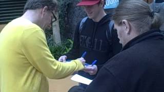 Tom Kenny of Spongebob Squarepants and Transformers signing autographs Resimi