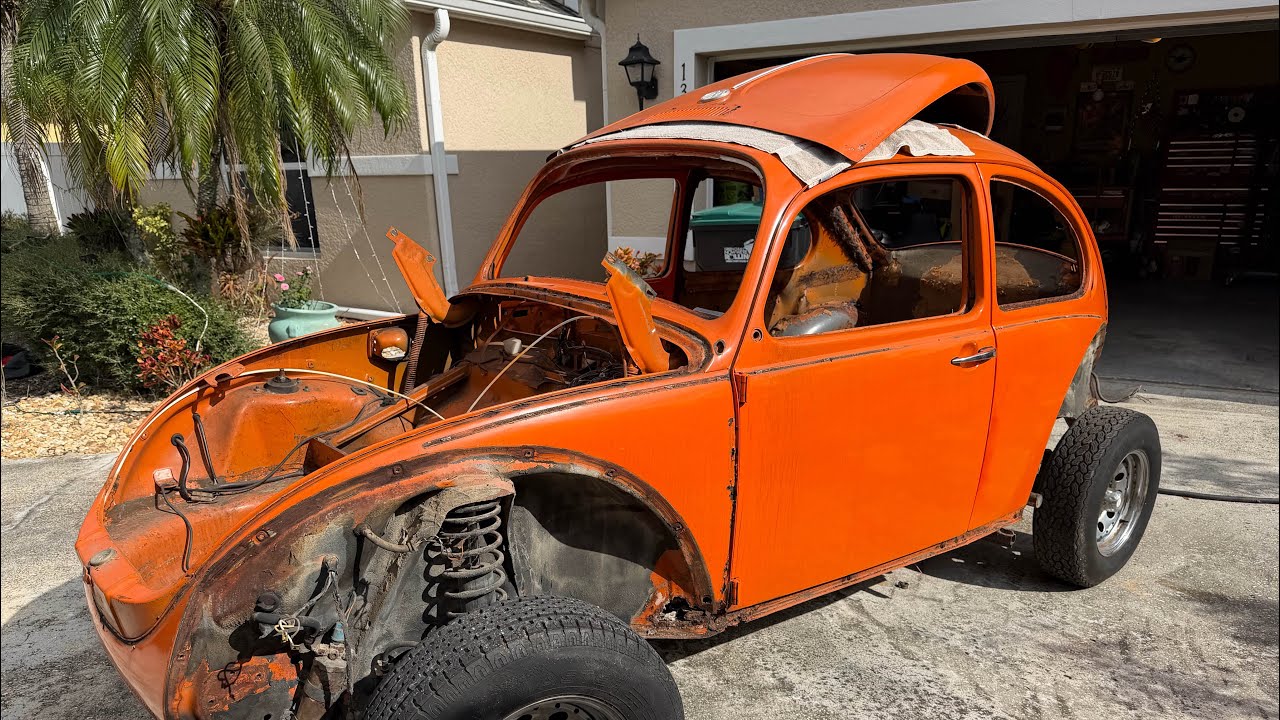 Удаление заводского звукоизоляционного материала на автомобиле VW Beetle.