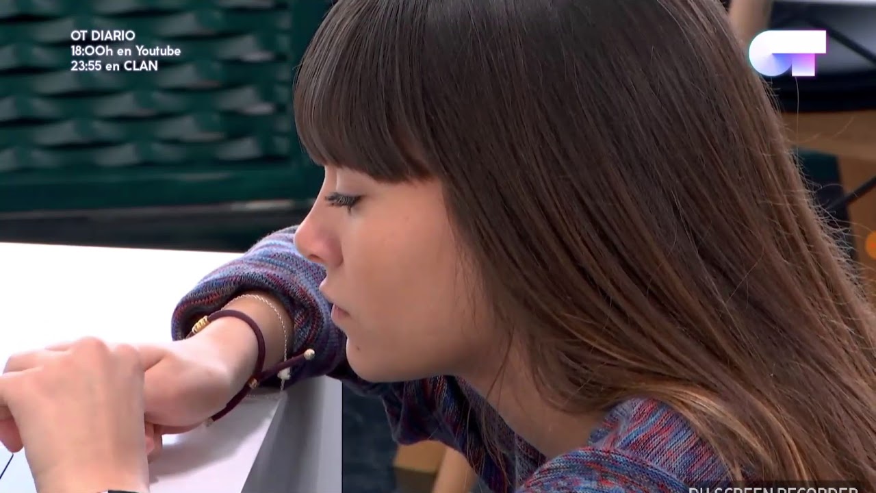 AITANA RECUERDA A CEPEDA ESCUCHANDO CANCIONES