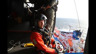 RAW VIDEO: Training Flight RDAF sqn 722 SAR-helicopter EH101 in Øresund.