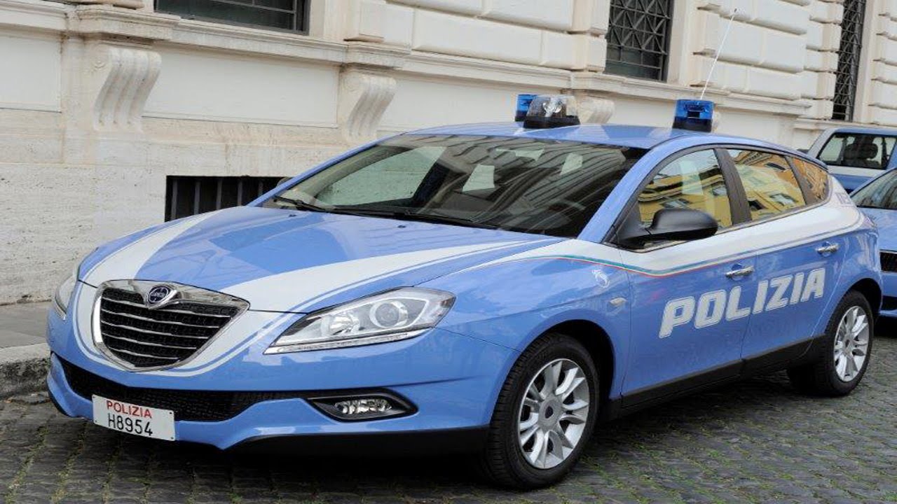 macchine della polizia italiana