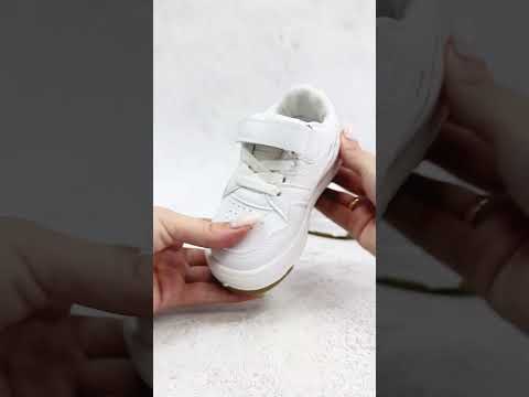 Дитячі кросівки кеди, білі, легке взуття для хлопчиків і дівчат на липучці в РОЗМЕР: 21-24, видео 1