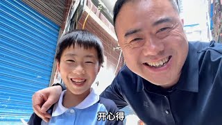 老丈人在家独自照顾侄儿，女婿顺路去看看他们俩，小家伙还好开心