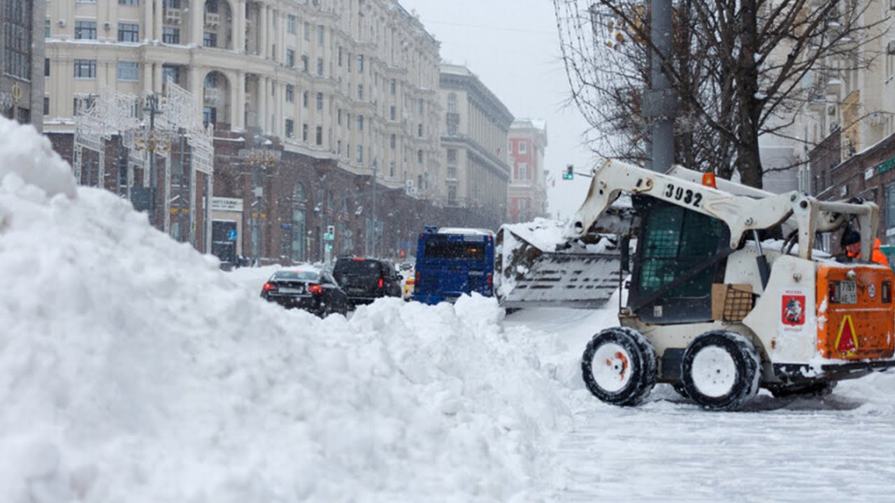 Заметенную снегом Москву убирают более 165 тысяч человек и около 15 тысяч техники