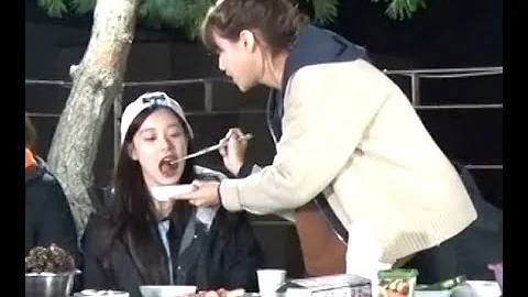 April Naeun feeding everyone including Hyunjoo