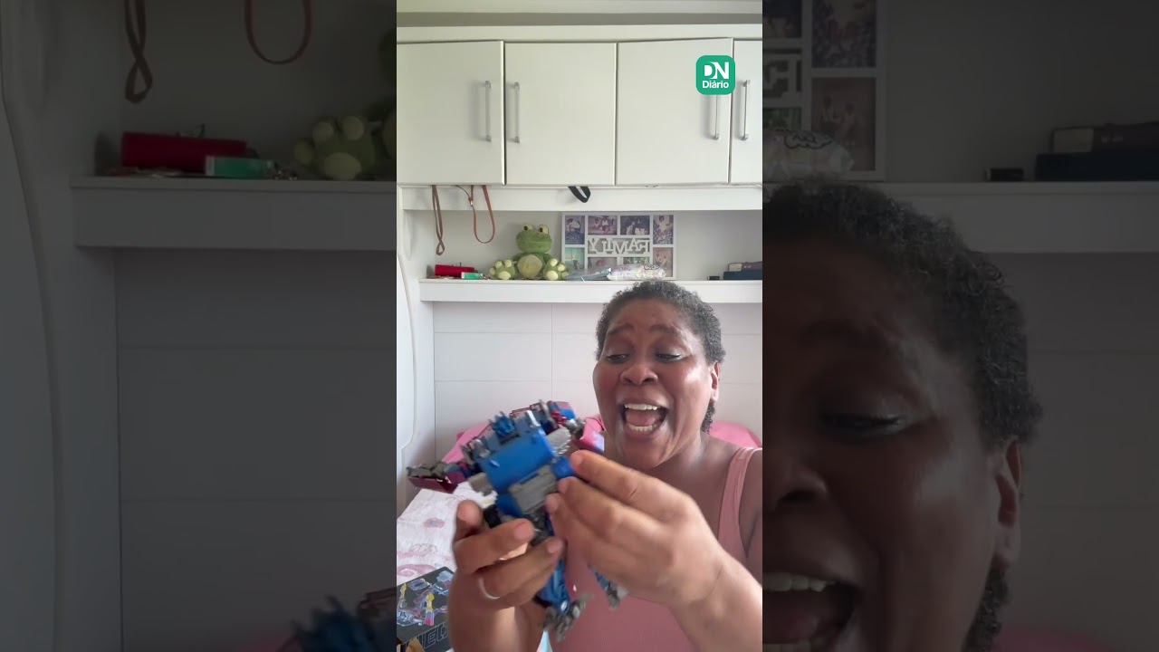 Filha realiza sonho de infância da mãe e a presenteia com um boneco da franquia 'Transformers'