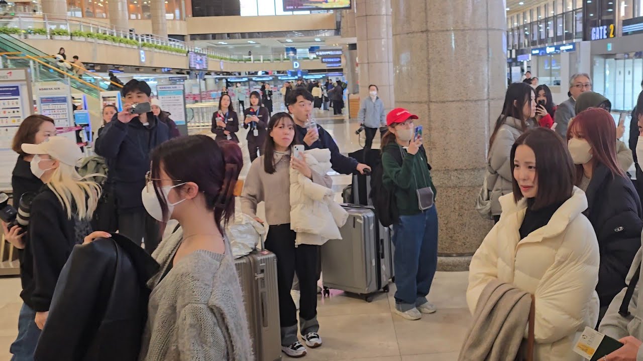 Walking next to Niziu ニジュー  니쥬 at Gimpo Airport