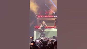 Axl’s microphone wasn’t turned on🤣😱🤣