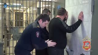 В Дмитрове полицейские задержали троих мужчин, которые заставили  снять деньги с карты под угрозой
