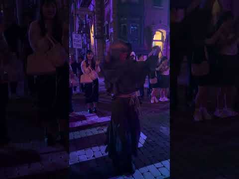 【USJ ホラーナイト】黒フード処刑人ゾンビさんのシャリラダンス【ゾンビデダンス】