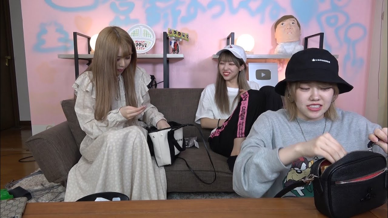 カバンの中身紹介したらマジで汚すぎたww