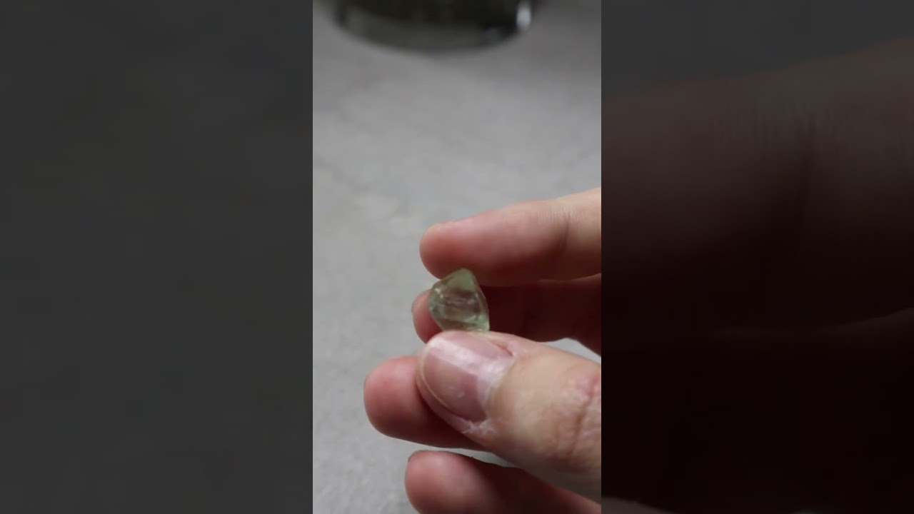 S.I.B. Fluorescenza nei Minerali: Scopri il Magico Effetto della Luce UV!