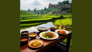 Senyum palsu aku baca