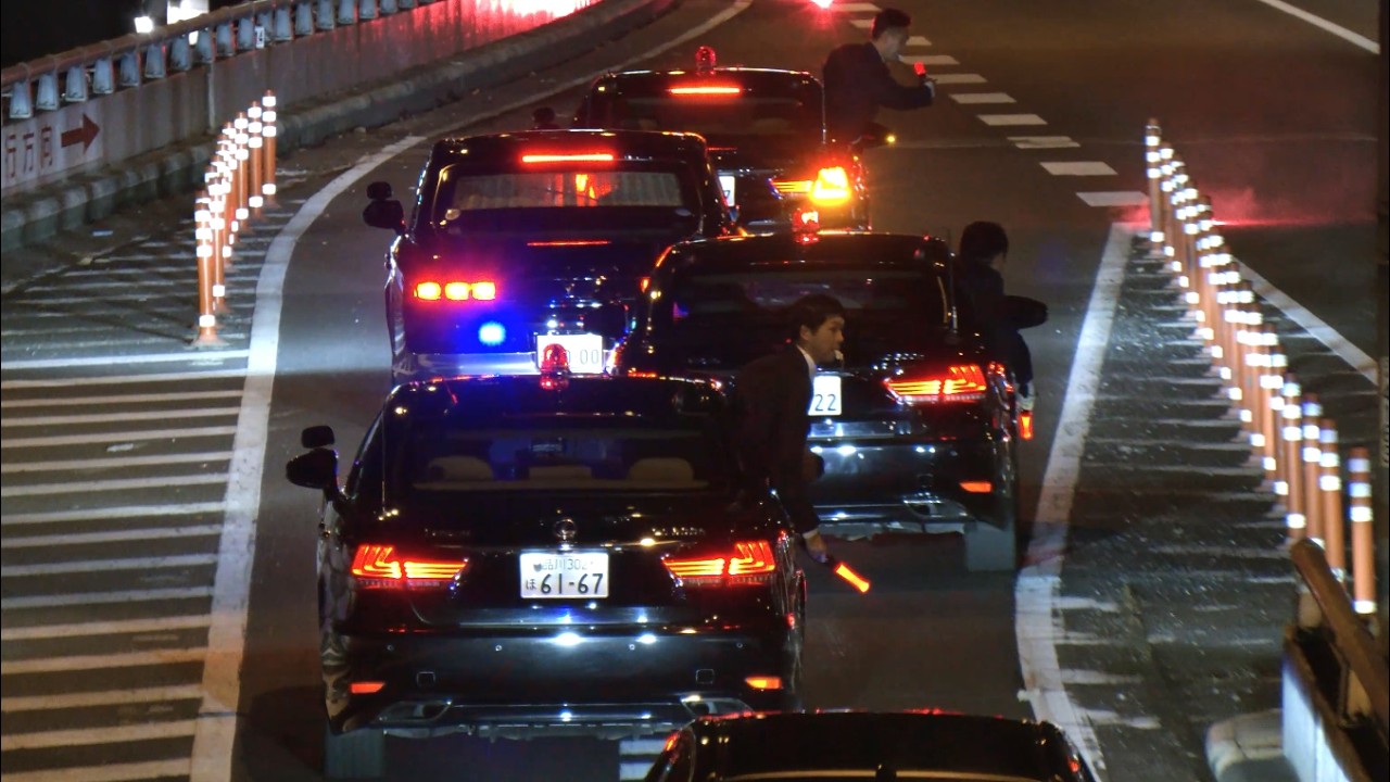 自民党 高市早苗 内閣総理大臣が皇居にて親任式と閣僚認証式のため移動する車列 警視庁警護車 レクサスLS  TOYOTA LEXUS POLICE ESCORT CAR