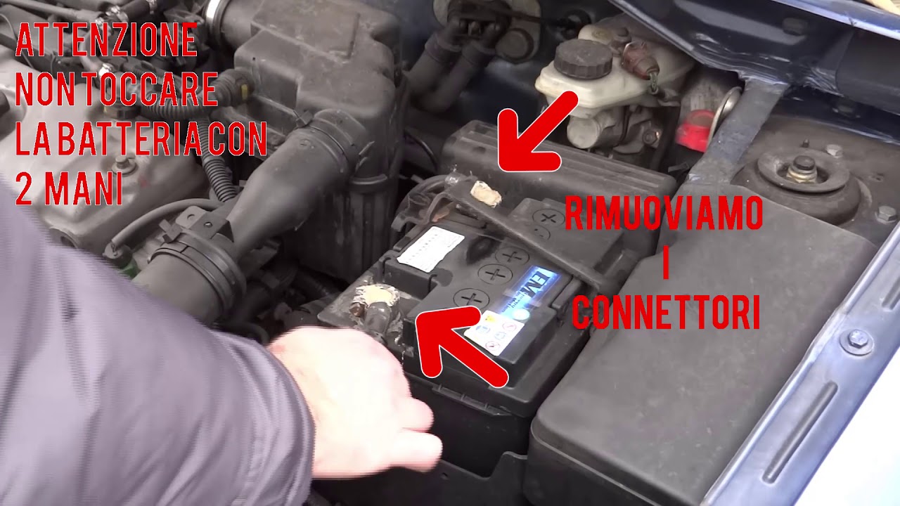 Come sostituire la batteria dell'automobile - YouTube