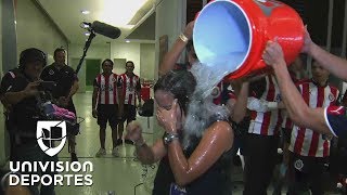 Los jugadores de Chivas ‘bañaron’ a Karina Herrera para festejar el título