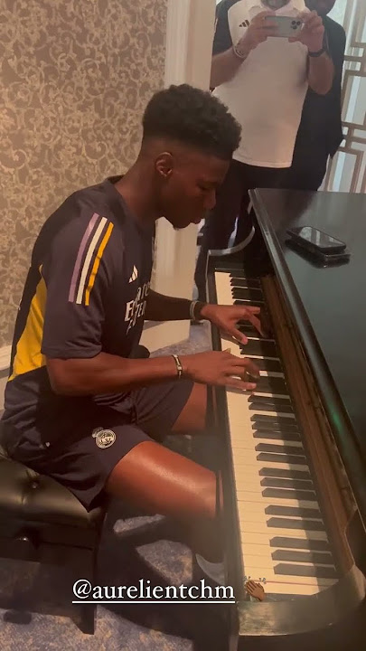 Tchouaméni Plays Ludovico Einaudi’s “Experience” For Teammates 🪄🇫🇷