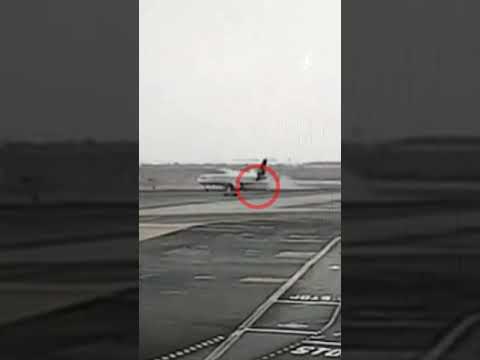 Perú: un avión chocó con un camión, dos muertos y heridos