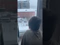 Ребенок с РАС смотрит на снег