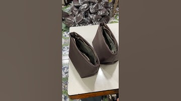 vào nẹp kéo miệng những chiếc túi xách nhỏ xíu màu nâu