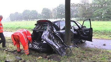 Vrouw met auto frontaal op boom in Meppen