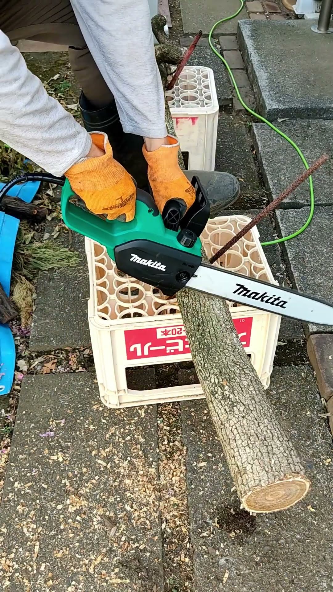 makita 350mm電動チェーンソーM504 雑木伐採 - YouTube makita 350mm電動チェーンソーM504 雑木伐採 - YouTube