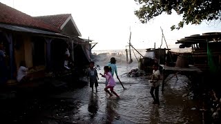Warga mulai panik gelombang tinggi di laut jawa, sebagian mengungsi
karena masuk rumah