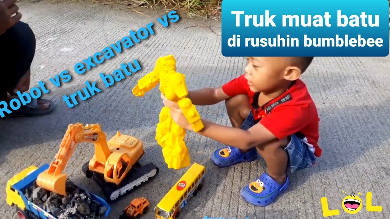 Perang Robot vs excavator mainan  vs truk  batu YouTube