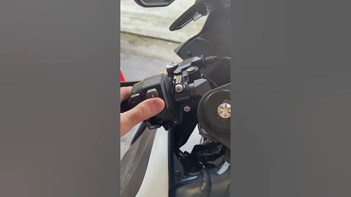 Turning on/off the quick shifter on a 2025 ZX-6R